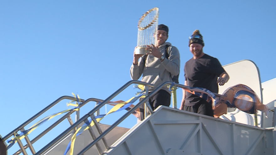 'Just really happy for the community': Pat Murphy thanks fans after arriving home, Brewers show off WS trophy — CBS 58 Milwaukee